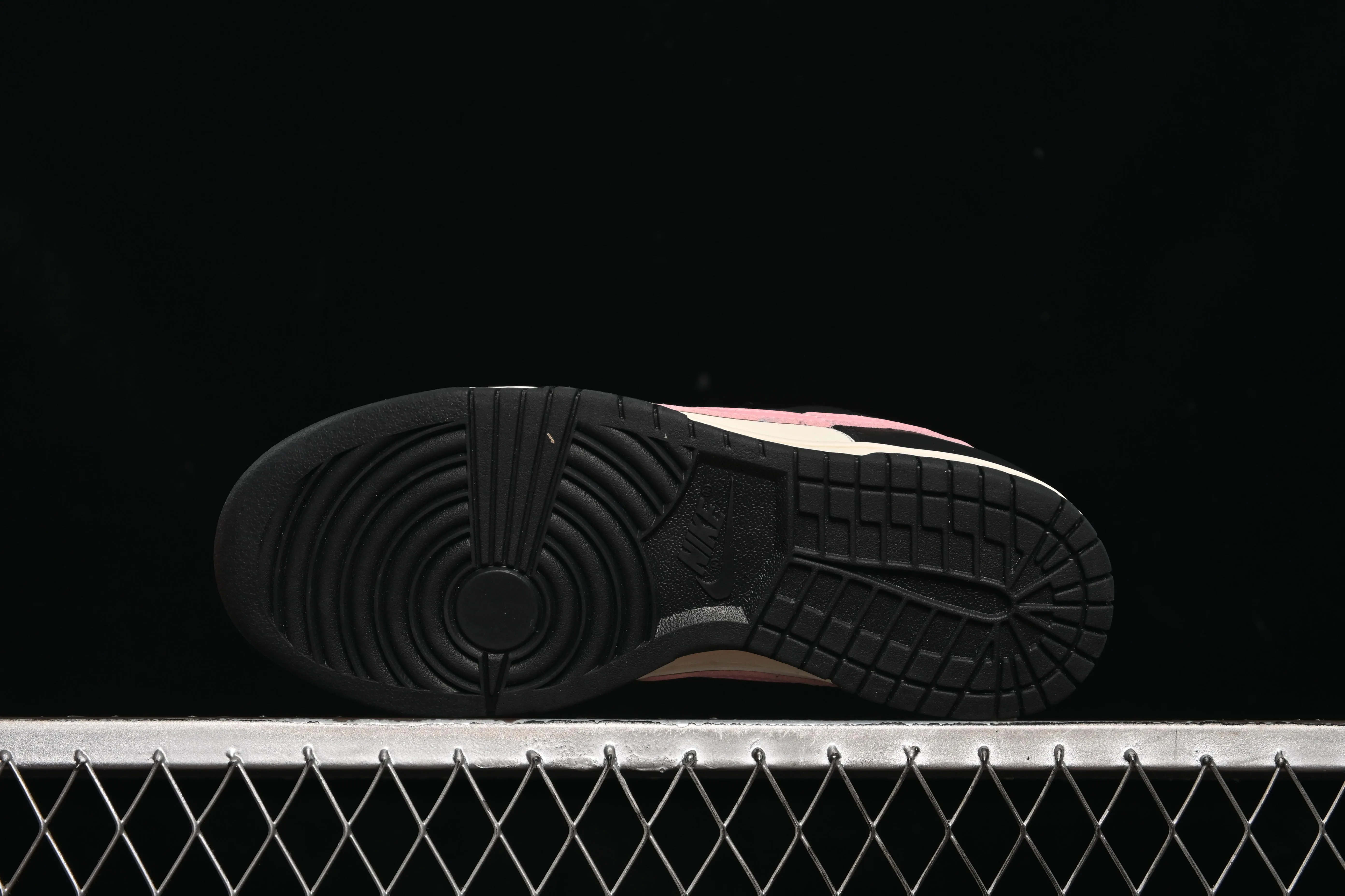 All Categories Nk SB Dunk Series Nk SB Dunk Low Low-top sneakers Nike SB Dunk Low White, black and pink color Low-top casual sneakers DD1391-100